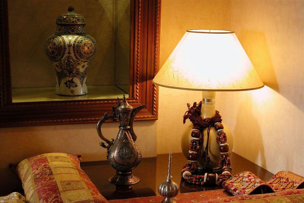 Riad Kniza Марракеш Экстерьер фото A table lamp