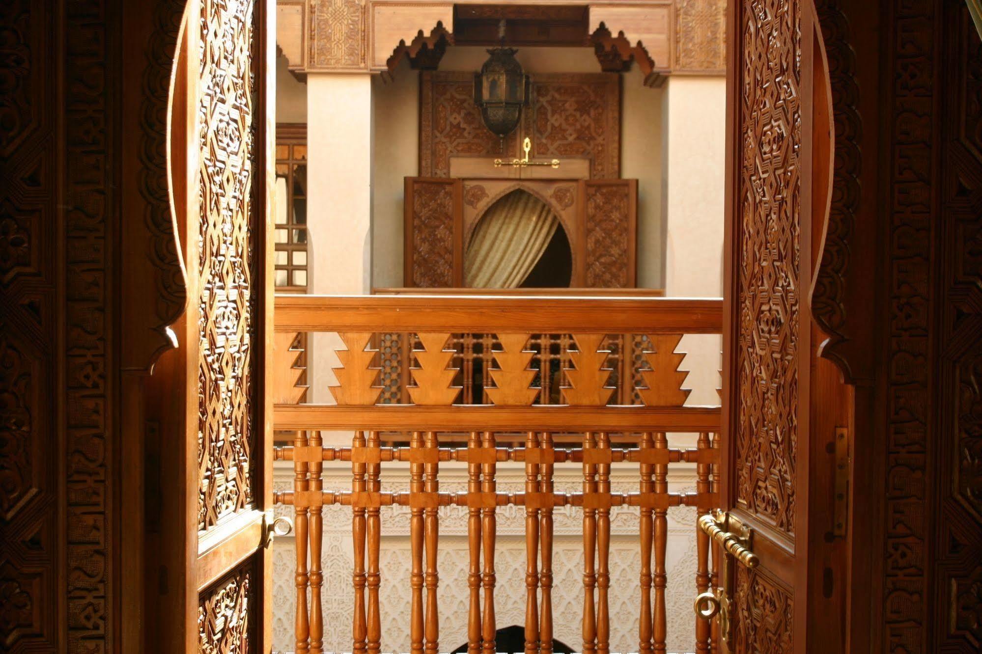 Riad Kniza Марракеш Экстерьер фото The tomb of Ibn Arafa